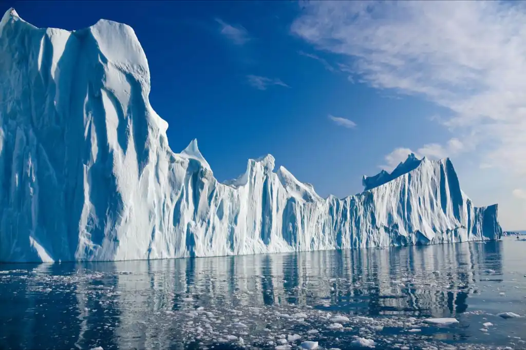 Un enorme iceberg, bautizado como A-84, se desprendió en la Antártida y ha recorrido unos 250 kilómetros desde su punto de origen.