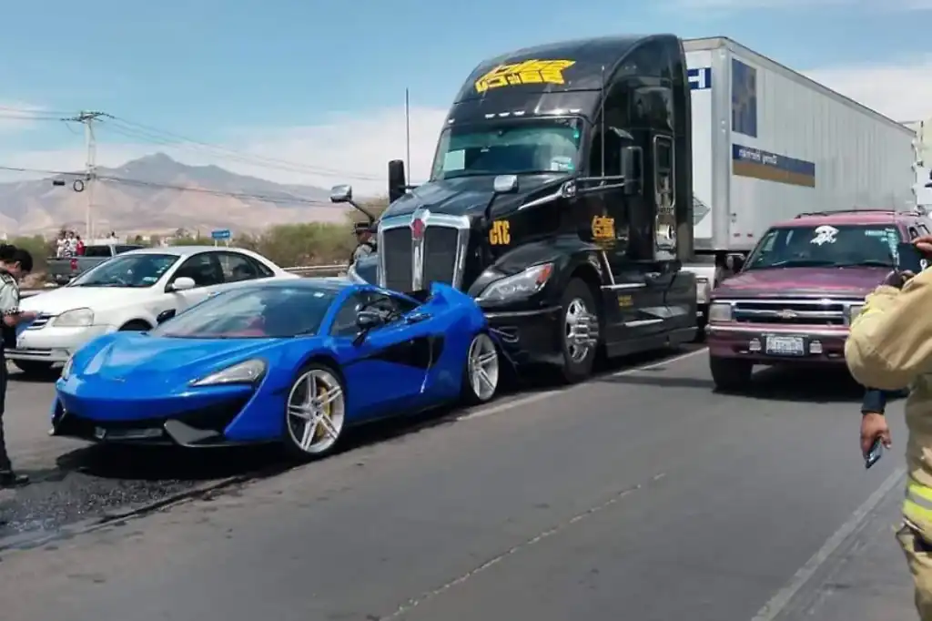 El choque entre un tráiler y un McLaren se ha hecho viral por la situación del trailero y las posibles consecuencias económicas del choque.