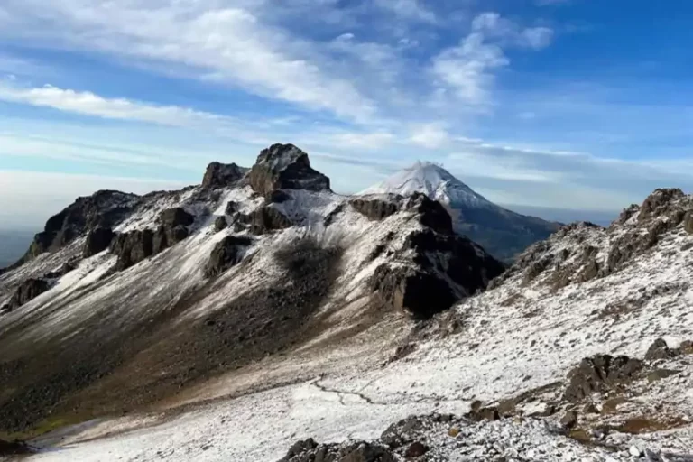 Erick García, montañista originario del Estado de México, falleció tras caer en una barranca a los pies del Iztaccíhuatl. Protección Civil de Puebla informo que logro rescatar su cuerpo.