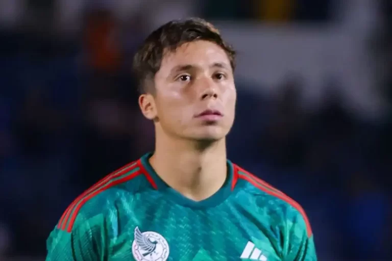 El futbolista mexicano Rodrigo Huescas fue sorprendido conduciendo a exceso de velocidad por lo que podría enfrentar hasta 20 días de prisión, en los próximos días se definirá su situación legal.