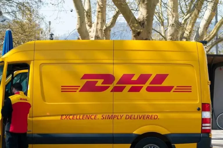 A partir del 21 de abril, la empresa de mensajería internacional DHL Express suspenderá temporalmente los envíos internacionales dirigidos a consumidores particulares en Estados Unidos con un valor superior a 800 dólares.