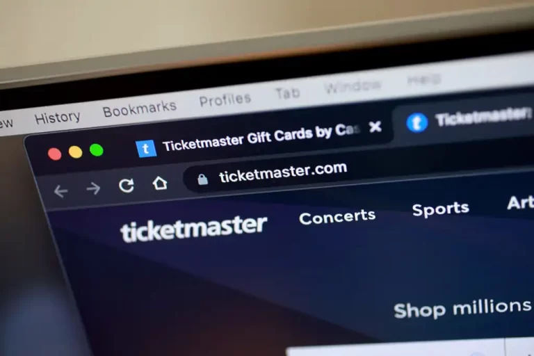Donald Trump firmó la orden ejecutiva, con el objetivo de frenar los abusos en la reventa de boletos en plataformas como Ticketmaster. Durante el evento, el mandatario estuvo acompañado del cantante Kid Rock.
