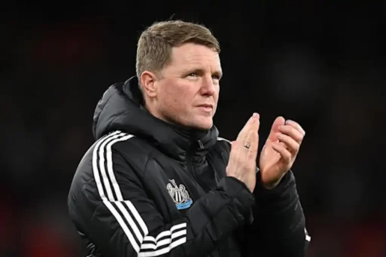 El Newcastle ha confirmado que su entrenador, Eddie Howe, fue diagnosticado con neumonía, lo que lo mantendrá alejado de los banquillos por algunos partidos.