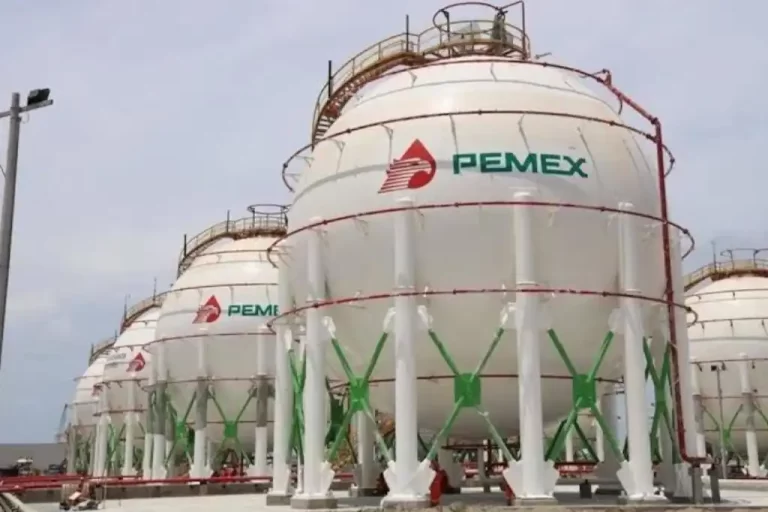 A pesar de las declaraciones recientes de la presidenta Claudia Sheinbaum, los reportes oficiales de Petróleos Mexicanos (Pemex) indican que la refinería Olmeca, mejor conocida como Dos Bocas, no ha logrado producir los 100 mil barriles diarios que se le atribuyen.