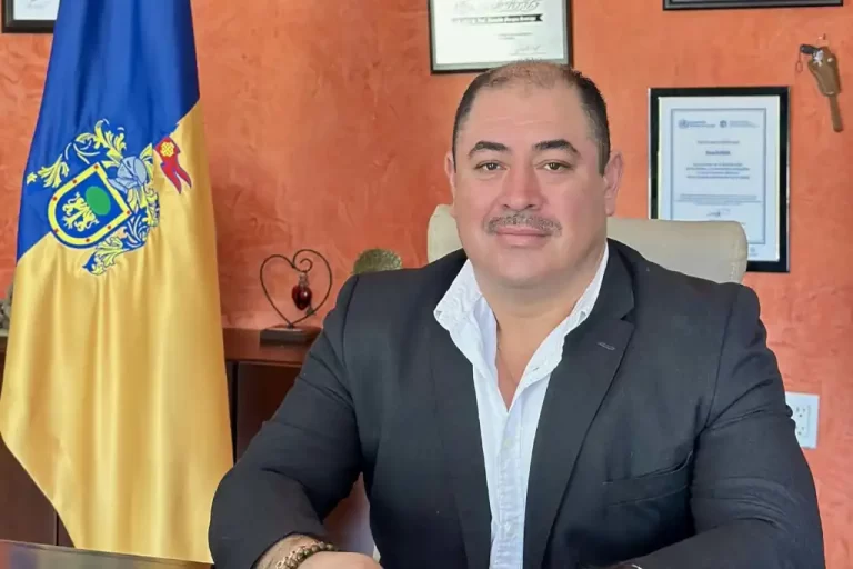 José Ascensión “Chon” Murguía Santiago, alcalde de Teuchitlán, Jalisco, fue detenido la noche del sábado 3 de mayo por autoridades federales, señalado por su presunta implicación en las operaciones del Rancho Izaguirre, un predio que habría sido utilizado como centro de adiestramiento del Cártel Jalisco Nueva Generación (CJNG).
