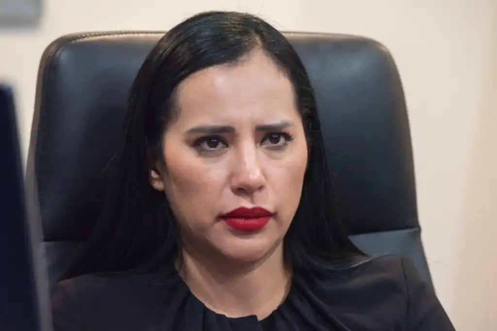 Luego de semanas de ausencia en redes sociales y rumores sobre investigaciones en su contra, Sandra Cuevas, exalcaldesa de Cuauhtémoc, reapareció este martes 13 de mayo en la Facultad de Estudios Superiores Aragón de la UNAM.