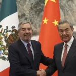 Durante la IV Reunión Ministerial China-CELAC celebrada en Pekín, el canciller mexicano Juan Ramón de la Fuente subrayó el compromiso de México con la consolidación de su relación estratégica con China, en un momento de creciente tensión comercial con Estados Unidos tras el regreso de Donald Trump a la presidencia.