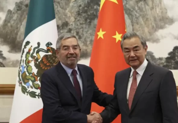 Durante la IV Reunión Ministerial China-CELAC celebrada en Pekín, el canciller mexicano Juan Ramón de la Fuente subrayó el compromiso de México con la consolidación de su relación estratégica con China, en un momento de creciente tensión comercial con Estados Unidos tras el regreso de Donald Trump a la presidencia.