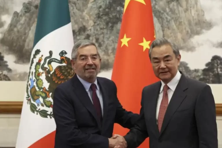 Durante la IV Reunión Ministerial China-CELAC celebrada en Pekín, el canciller mexicano Juan Ramón de la Fuente subrayó el compromiso de México con la consolidación de su relación estratégica con China, en un momento de creciente tensión comercial con Estados Unidos tras el regreso de Donald Trump a la presidencia.